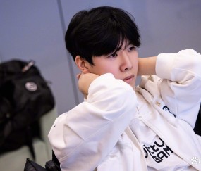 爱游戏用户专属-Rookie在TL比赛中大比分获胜，持续失利引发热议！