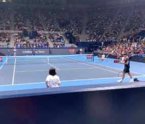 爱游戏-费德勒重返赛场，爆冷首场状态出色，TL观众沸腾！